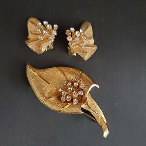 VTG B.S.K. Brushed Gold Tone Lily Brooch Faux Pearl Flower Pin and Earrings READ